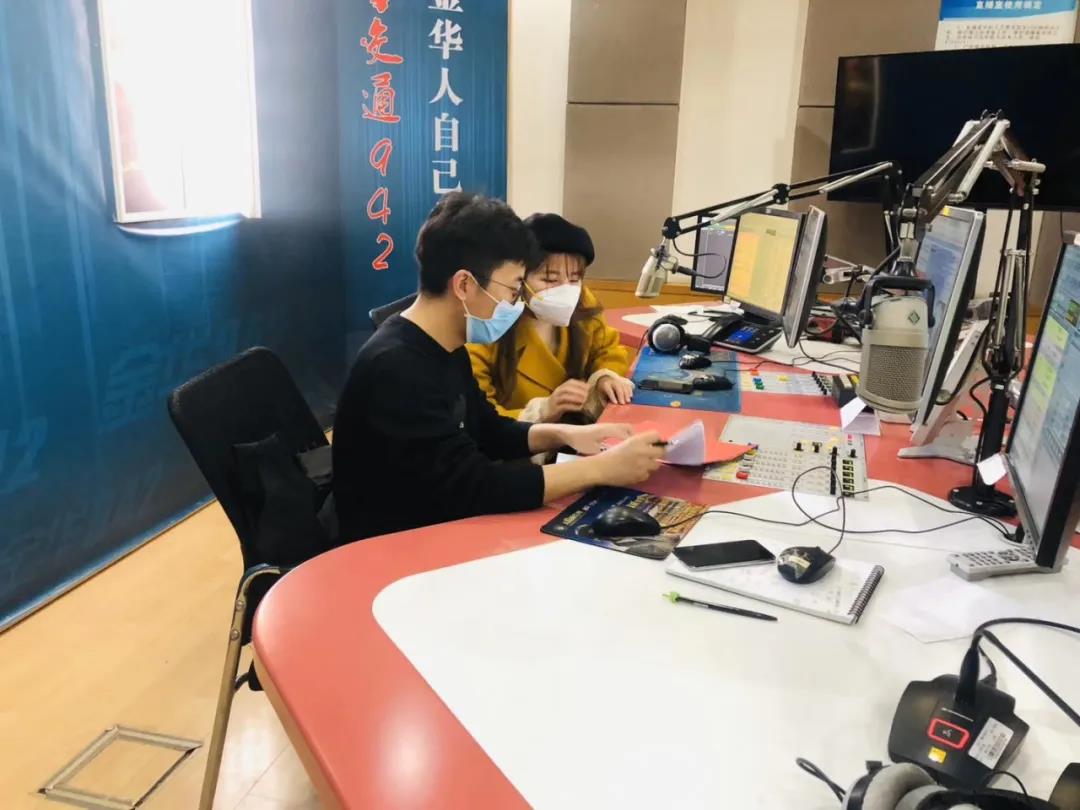 明家裝飾丨副總盧明軍受邀FM94.2電臺專訪，為廣大聽眾朋友講述疫情下的家裝行業(yè)及解析家裝過程中的十大常見問題